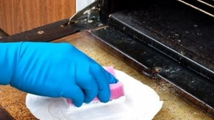 Cum puteti face cuptorul sa straluceasca din nou fara sa folositi solutii care sa va distruga mainile Cum puteti face cuptorul sa straluceasca din nou fara sa folositi solutii care sa va distruga mainile