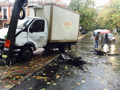Accident in centrul capitalei. Un sofer a intrat cu masina intr-un pilon si l-a doborat dupa ce s-a ciocnit violent cu un alt automobil - GALERIE FOTO Accident in centrul capitalei. Un sofer a intrat cu masina intr-un pilon si l-a doborat dupa ce s-a ciocnit violent cu un alt automobil - GALERIE FOTO