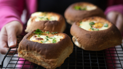 Oua in paine, cu cascaval si sos delicios Oua in paine, cu cascaval si sos delicios