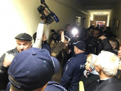 Scandal si imbulzeli la Curtea de Apel: Sustinatorii lui Andrei Donica, cel care i-a varsat o galeata cu lapte in cap ministrului finantelor, s-au luat la harta cu oamenii legii - GALERIE FOTO Scandal si imbulzeli la Curtea de Apel: Sustinatorii lui Andrei Donica, cel care i-a varsat o galeata cu lapte in cap ministrului finantelor, s-au luat la harta cu oamenii legii - GALERIE FOTO
