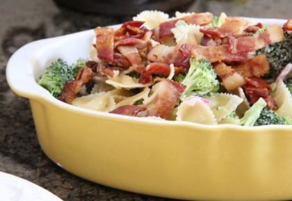 Salata de toamna cu paste, broccoli si bacon Salata de toamna cu paste, broccoli si bacon