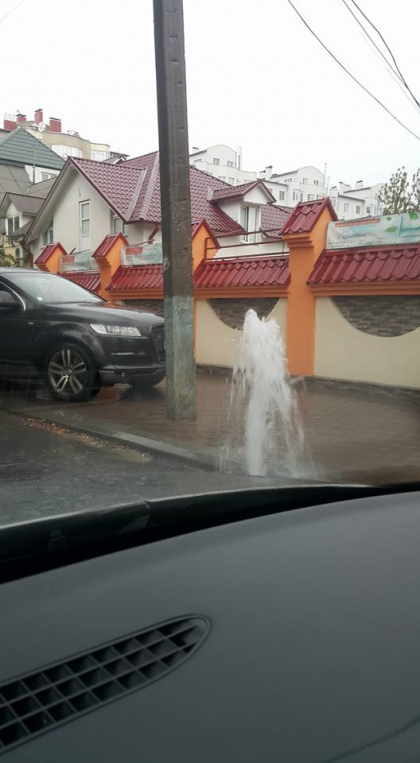 Se scufunda capitala. Apa tasneste cu putere pe o strada din sectorul Buiucani - FOTO Se scufunda capitala. Apa tasneste cu putere pe o strada din sectorul Buiucani - FOTO