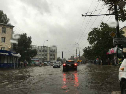 Traficul rutier a fost sistat pe doua strazi din capitala din cauza ploii: Un copac a cazut si a blocat strada Columna, iar pe Albisoara s-a format un rau - GALERIE FOTO Traficul rutier a fost sistat pe doua strazi din capitala din cauza ploii: Un copac a cazut si a blocat strada Columna, iar pe Albisoara s-a format un rau - GALERIE FOTO