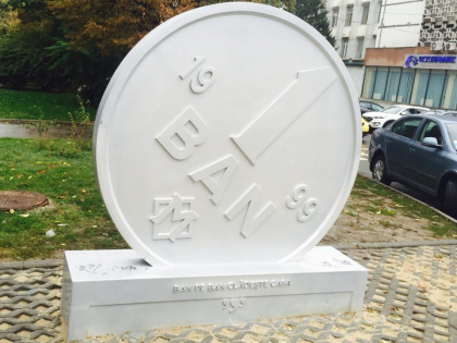 "1 banut" si-a facut aparatia la o intersectie din capitala. Astazi, monumentul a fost inaugurat - GALERIE FOTO "1 banut" si-a facut aparatia la o intersectie din capitala. Astazi, monumentul a fost inaugurat - GALERIE FOTO