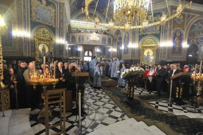 Chirtoaca si Dodon, la slujba de la Catedrala, de hramul orasului. Ultimele pregatiri de ziua orasului - GALERIE FOTO Chirtoaca si Dodon, la slujba de la Catedrala, de hramul orasului. Ultimele pregatiri de ziua orasului - GALERIE FOTO