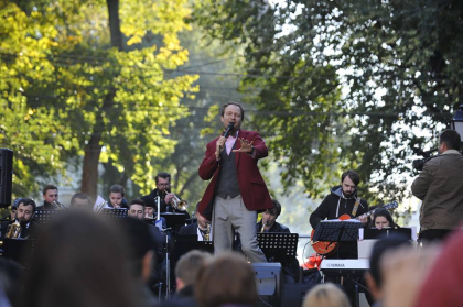 Concert extraordinar de ziua orasului pe strada pietonala. Un repertoriu excelent de jazz interpretat de Cristi Aldea Teodorovici - GALERIE FOTO