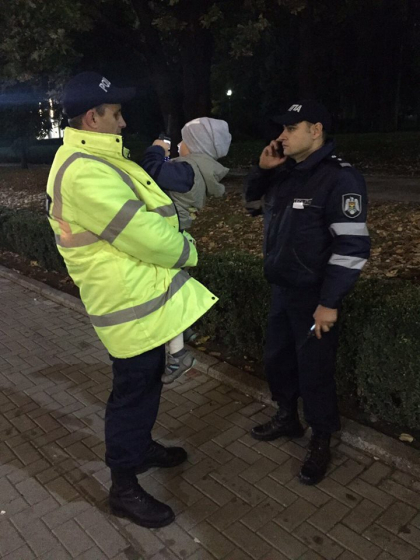 O fetita si un baietel au fost observati fara parinti in timpul concertului dedicat Hramului orasului Chisinau. Ce a urmat - GALERIE FOTO