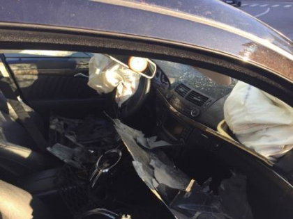 Si-a facut zob Mercedesul in apropiere de o benzinarie. Soferul a fost transportat de urgenta la spital - GALERIE FOTO Si-a facut zob Mercedesul in apropiere de o benzinarie. Soferul a fost transportat de urgenta la spital - GALERIE FOTO