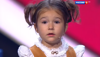 Uluitor si de necrezut! O fetita de 4 ani din Moscova a lasat mut juriul, dar si internautii: Vorbeste fluent 7 limbi - VIDEO