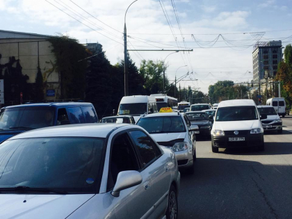 Doua accidente produse concomitent pe strada Mihai Viteazul  au dat traficul peste cap in zona. Se circula bara la bara -  FOTO