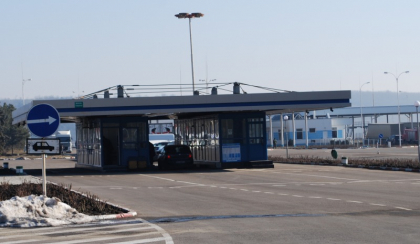 Detalii despre retinerile de la vama Otaci. Pe langa cei 3 inspectori vamali si 4 politisti de frontiera, au fost retinuti si doi soferi de autobuz. Motivul retinerilor. Operatiunea continua si azi