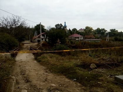 Noi detalii despre cazul barbatului gasit mort si dezbracat intr-o rapa dintr-un sat din Ialoveni. Ce spune primarul - FOTO Noi detalii despre cazul barbatului gasit mort si dezbracat intr-o rapa dintr-un sat din Ialoveni. Ce spune primarul - FOTO