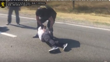 Recrutau fete si le vindeau clientilor cu o mie de lei pentru o ora de relatii sexuale. Mesajul prin care erau atrase tinerele. Momentul in care membrii gruparii specializate in proxenetism sunt retinuti in plina strada - VIDEO