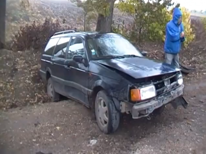 Cu Volkswagen-ul in sant. Trei persoane s-au ales cu traume dupa ce au fost implicate intr-un accident - VIDEO Cu Volkswagen-ul in sant. Trei persoane s-au ales cu traume dupa ce au fost implicate intr-un accident - VIDEO