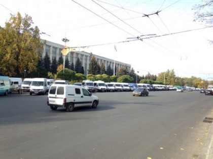 Soferii care circula pe rute internationale au iesit din nou la protest. PMAN s-a umplut de microbuze - FOTO Soferii care circula pe rute internationale au iesit din nou la protest. PMAN s-a umplut de microbuze - FOTO