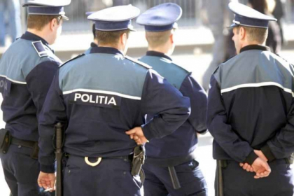 O sedinta de lucru s-a terminat cu retineri in masa: 28 de politisti, cititi de pe o lista, iar cand se ridicau in picioare erau incatusati pe loc O sedinta de lucru s-a terminat cu retineri in masa: 28 de politisti, cititi de pe o lista, iar cand se ridicau in picioare erau incatusati pe loc