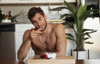 Cel mai sexy bucatar gateste imbracat doar in lenjerie intima! Cum a fost surprins
