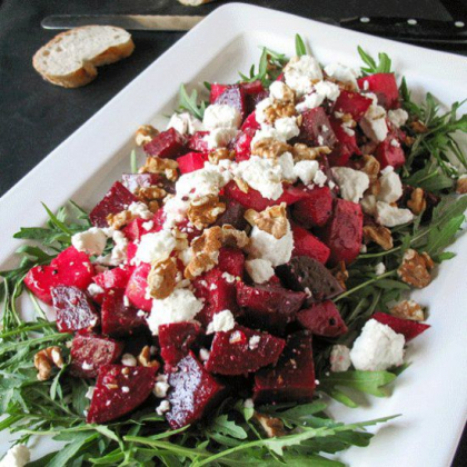 Salata de sezon cu sfecla si crema de branza