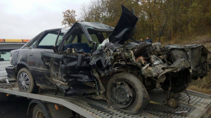 Imagini de la locul accidentului de pe soseaua Chisinau - Cimislia. Ce a mai ramas din masina in care se aflau cei 4 membri ai unei familii care s-au stins pe loc, dupa ce s-a ciocnit cu un camion - GALERIE FOTO