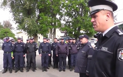 Momentul in care cei 28 de politisti sunt cititi de pe o lista, in timpul unei sedinte de lucru,  iar in momentul in care fac un pas inainte, sunt incatusati - VIDEO