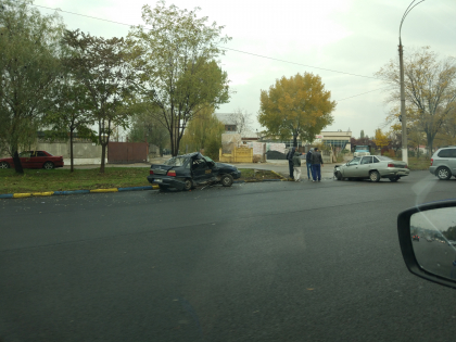 Doua masini de aceeasi marca, implicate intr-un accident la Ciocana. Una, facuta praf dupa ce s-a ciocnit cu cealalta, intr-o intersectie - FOTO Doua masini de aceeasi marca, implicate intr-un accident la Ciocana. Una, facuta praf dupa ce s-a ciocnit cu cealalta, intr-o intersectie - FOTO