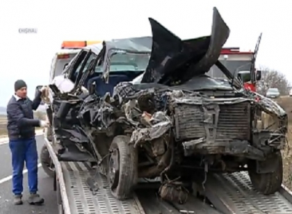 Baietelul de 3 ani, care si-a pierdut parintii si buneii, dupa ce masina in care se aflau s-a ciocnit cu un camion, a fost transportat la Chisinau Baietelul de 3 ani, care si-a pierdut parintii si buneii, dupa ce masina in care se aflau s-a ciocnit cu un camion, a fost transportat la Chisinau