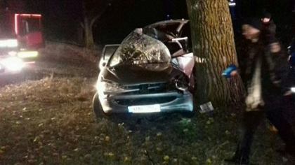 Un barbat s-a stins pe loc dupa ce a intrat cu masina intr-un copac, in apropiere de Donduseni - GALERIE FOTO Un barbat s-a stins pe loc dupa ce a intrat cu masina intr-un copac, in apropiere de Donduseni - GALERIE FOTO