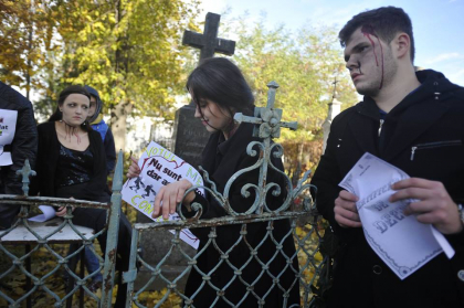 Si mortii voteaza! Cativa tineri au organizat un flashmob la cimitirul central de pe strada Armeneasca - GALERIE FOTO Si mortii voteaza! Cativa tineri au organizat un flashmob la cimitirul central de pe strada Armeneasca - GALERIE FOTO