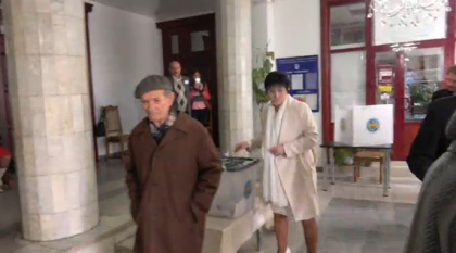 Candidatul independent, Ana Gutu, si-a exercitat dreptul de vot: "Acum incepe marea cotitura. Am votat pentru unire" Candidatul independent, Ana Gutu, si-a exercitat dreptul de vot: "Acum incepe marea cotitura. Am votat pentru unire"