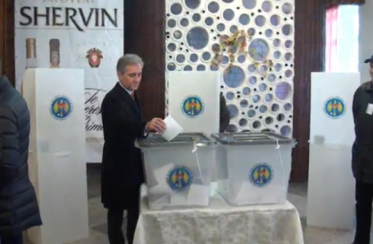 Candidatul PPEM, Iurie Leanca, a votat: "cei care cred ca viitorul Moldovei e in Europa, atunci sa iasa la vot" - FOTO Candidatul PPEM, Iurie Leanca, a votat: "cei care cred ca viitorul Moldovei e in Europa, atunci sa iasa la vot" - FOTO