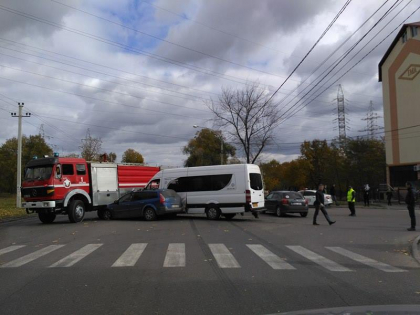 Accident la Ciocana. O Autospeciala s-a ciocnit violent cu un microbuz de linie, iar acesta a fost proiectat intr-un alt automobil: 6 persoane, ranite - GALERIE FOTO Accident la Ciocana. O Autospeciala s-a ciocnit violent cu un microbuz de linie, iar acesta a fost proiectat intr-un alt automobil: 6 persoane, ranite - GALERIE FOTO