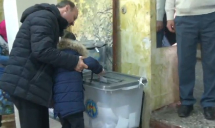 Candidatul independent, Valeriu Ghiletchi, si-a exercitat dreptul de vot: "In timpul campaniei electorale am slabit cu 6 kilograme, dar cred ca s-a meritat" - FOTO Candidatul independent, Valeriu Ghiletchi, si-a exercitat dreptul de vot: "In timpul campaniei electorale am slabit cu 6 kilograme, dar cred ca s-a meritat" - FOTO