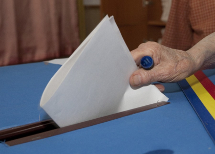 Primele incidente. Pe un buletin de vot, de la una dintre sectiile din capitala, stampila "RETRAS" a aparut nu in dreptul candidatului PD Marian Lupu, ci la un alt candidat