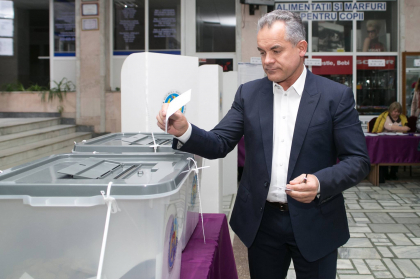 Vlad Plahotniuc: "Am votat pentru candidatul care nu are nevoie de sprijinul meu. Ne vedem in turul 2". Mesajul democratului Vlad Plahotniuc: "Am votat pentru candidatul care nu are nevoie de sprijinul meu. Ne vedem in turul 2". Mesajul democratului