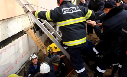 Momentul in care tanarul de 28 este scos de catre salvatori de sub malul de pamant care s-a surpat peste el - VIDEO Momentul in care tanarul de 28 este scos de catre salvatori de sub malul de pamant care s-a surpat peste el - VIDEO