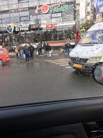 Incident grav in sectorul Rascani al capitalei. O femeie a fost lovita de un automobil pe o trecere de pietoni - FOTO Incident grav in sectorul Rascani al capitalei. O femeie a fost lovita de un automobil pe o trecere de pietoni - FOTO