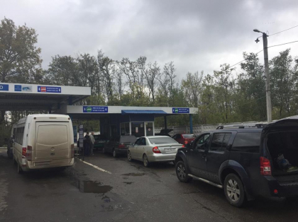 24 de persoane retinute, printre care vamesi si politisti de frontiera - in urma perchezitiilor CNA. Desi vama Sculeni este deblocata, coada de masini se intinde pe cateva zeci de metri - FOTO