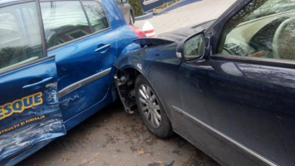 Carambol la o intersectie din capitala. Doua masini s-au ciocnit violent, iar una dintre ele a ajuns intr-un alt automobil - GALERIE FOTO Carambol la o intersectie din capitala. Doua masini s-au ciocnit violent, iar una dintre ele a ajuns intr-un alt automobil - GALERIE FOTO