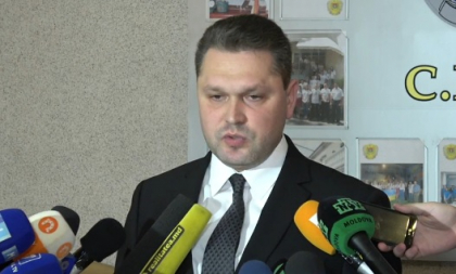 Primeau mita de la soferii care transportau pasageri peste hotare pentru a nu le verifica actele. Detalii despre cele 30 de persoane retinute de CNA astazi la vama Leuseni si Sculeni Primeau mita de la soferii care transportau pasageri peste hotare pentru a nu le verifica actele. Detalii despre cele 30 de persoane retinute de CNA astazi la vama Leuseni si Sculeni