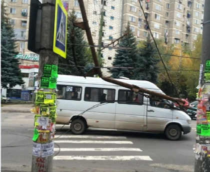 Incident bizar la o intersectie din capitala: Liniile de troleibuz, doborate de un camion inalt - FOTO Incident bizar la o intersectie din capitala: Liniile de troleibuz, doborate de un camion inalt - FOTO