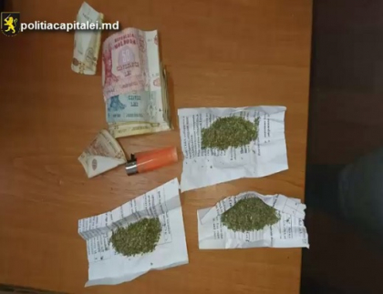 Un tanar din capitala, in varsta de 23 de ani a fost retinut in timp ce vindea substante narcotice. Acesta risca sa-si petreaca urmatorii 5 ani dupa gratii - FOTO Un tanar din capitala, in varsta de 23 de ani a fost retinut in timp ce vindea substante narcotice. Acesta risca sa-si petreaca urmatorii 5 ani dupa gratii - FOTO