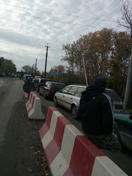 Coada de 4 kilometri la vama Sculeni. Zeci de masini stau in rand. Autoritatile: "Se lucreaza in regim normal" - GALERIE FOTO Coada de 4 kilometri la vama Sculeni. Zeci de masini stau in rand. Autoritatile: "Se lucreaza in regim normal" - GALERIE FOTO