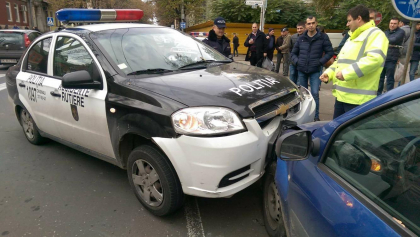 Carambol la o intersectie din capitala. O masina a politiei a "urcat" pe o Dacia dupa ce a fost lovita de un Chevrolet - FOTO Carambol la o intersectie din capitala. O masina a politiei a "urcat" pe o Dacia dupa ce a fost lovita de un Chevrolet - FOTO