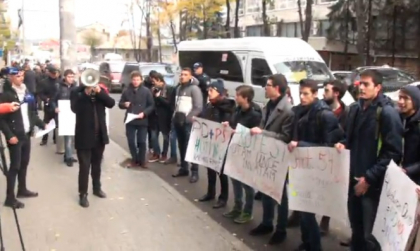 Protest la CEC: mai multi tineri cer autoritatilor sa li se permita sa voteze la locul de studii: "tinerii din tara, voi ii dati afara" Protest la CEC: mai multi tineri cer autoritatilor sa li se permita sa voteze la locul de studii: "tinerii din tara, voi ii dati afara"