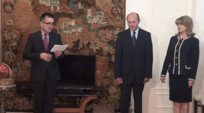 Traian Basescu si sotia sa, Maria au depus juramantul ca viitori cetateni ai Republicii Moldova: "O republica draga mie ca si tara mea. Sunt mandru ca mi-am indeplinit visul" Traian Basescu si sotia sa, Maria au depus juramantul ca viitori cetateni ai Republicii Moldova: "O republica draga mie ca si tara mea. Sunt mandru ca mi-am indeplinit visul"