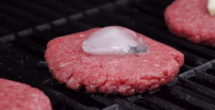 A pus un cub de gheata peste carne. Motivul te va SOCA - VIDEO A pus un cub de gheata peste carne. Motivul te va SOCA - VIDEO