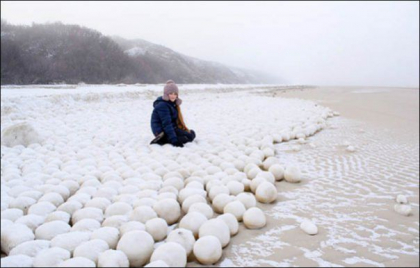 Fenomenele stranii continua in Siberia. Misteriosi bulgari gigantici de zapada au aparut cu miile pe plajele din Peninsula Iamal - GALERIE FOTO Fenomenele stranii continua in Siberia. Misteriosi bulgari gigantici de zapada au aparut cu miile pe plajele din Peninsula Iamal - GALERIE FOTO