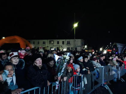 LIVE VIDEO. Continua sarbatoarea de la Orhei. Urmeaza sa cante Nicolae Guta si Jasmin, sotia lui Ilan Sor LIVE VIDEO. Continua sarbatoarea de la Orhei. Urmeaza sa cante Nicolae Guta si Jasmin, sotia lui Ilan Sor