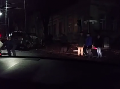 Accident grav aseara la o intersectie din capitala. Un Lexus, facut zob si aruncat pe trotuar - VIDEO Accident grav aseara la o intersectie din capitala. Un Lexus, facut zob si aruncat pe trotuar - VIDEO