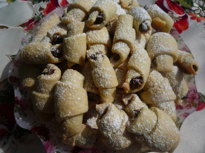 Cornulete fragede cu gem de prune si nuca Cornulete fragede cu gem de prune si nuca